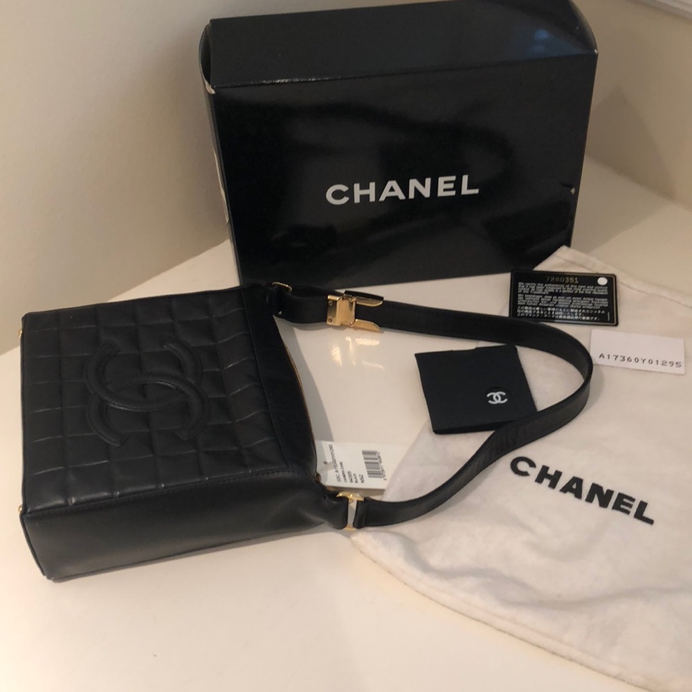 NWT CHANEL lambskin quilted shoulder bag
